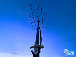 Matriz de antenas EME de 2 m/70 cm (extendida, a 8 m sobre el tejado de la casa, a 26 metros sobre el suelo)